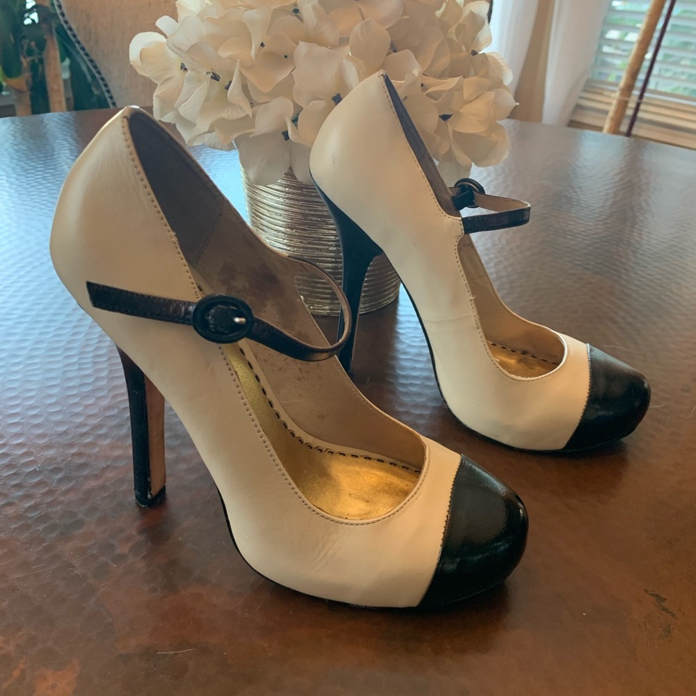 Bebe bone and black spectator platform pump Mary Jane size 7